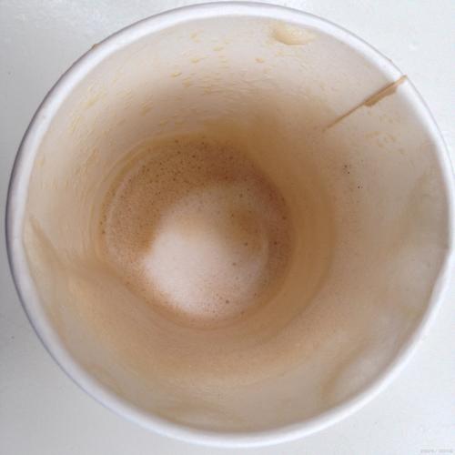玻璃杯内壁褐色茶垢特写