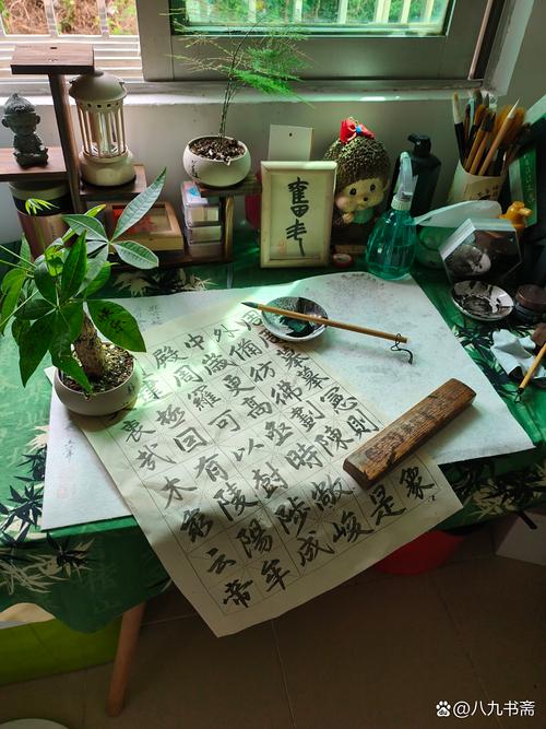 上班族公司工位上摊开毛边纸练书法的日常场景