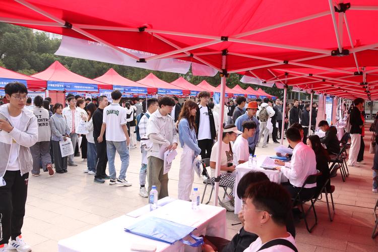 2024高校应届毕业生双选招聘会现场图