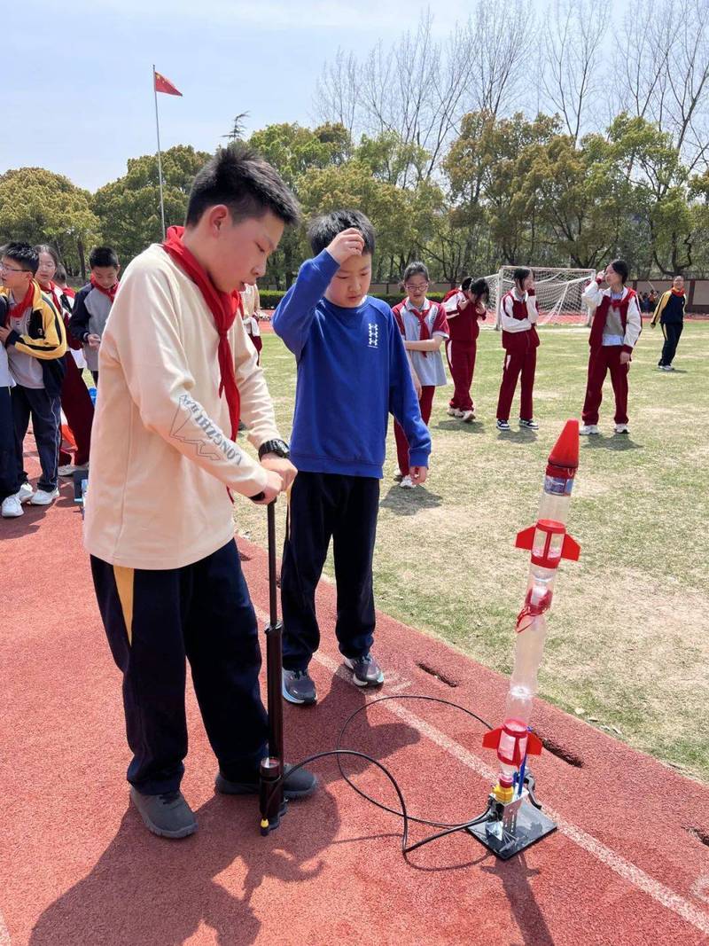 初中生团队汇报项目式学习成果，展示环保科技发明