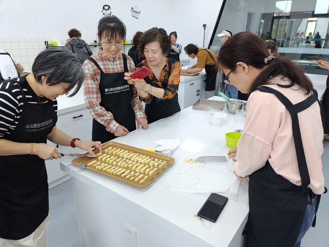 社区烘焙店主对着手机上的侵权告知函发呆的实拍