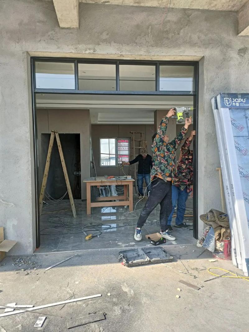 家庭装修阳台折叠门安装施工现场，工人调整吊轮水平