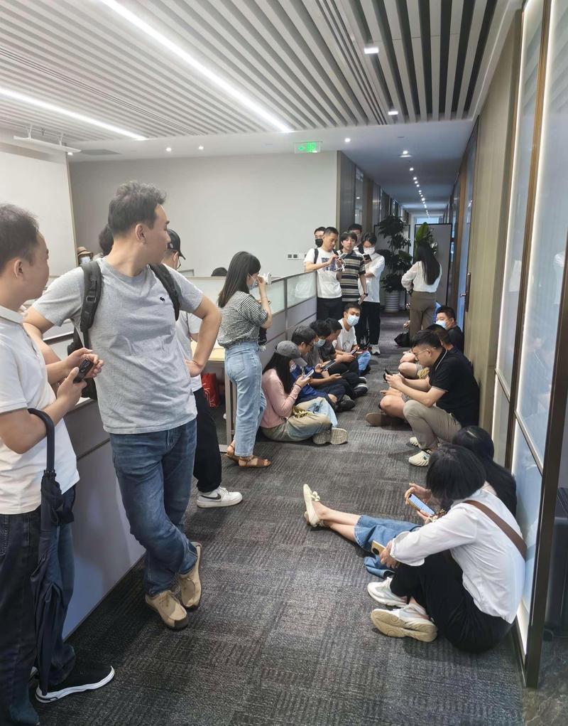 互联网公司管理者在办公室被下属围堵问问题的真实场景