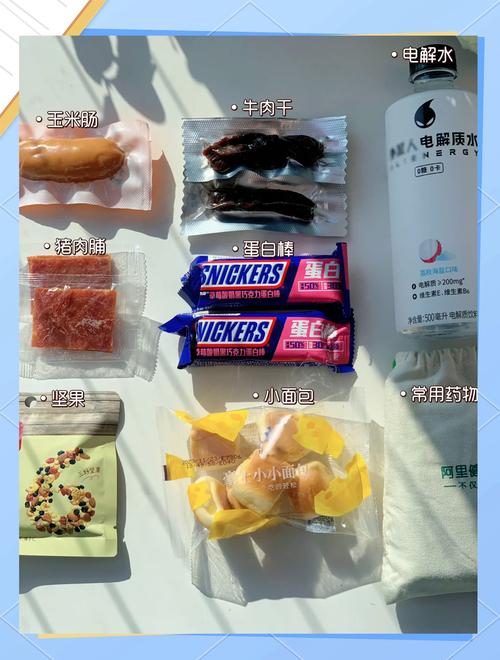 徒步爱好者背包里的杂乱便携食物