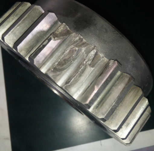 车间拆解后损坏的硬齿面重载工业齿轮箱断齿