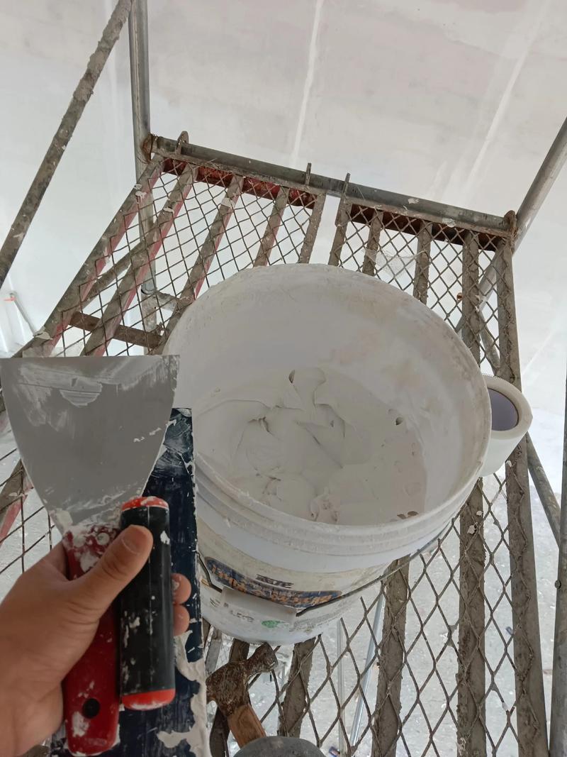 装修师傅搅拌桶内白色耐水腻子