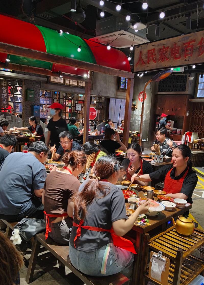 商场餐饮层火锅门店排队场景