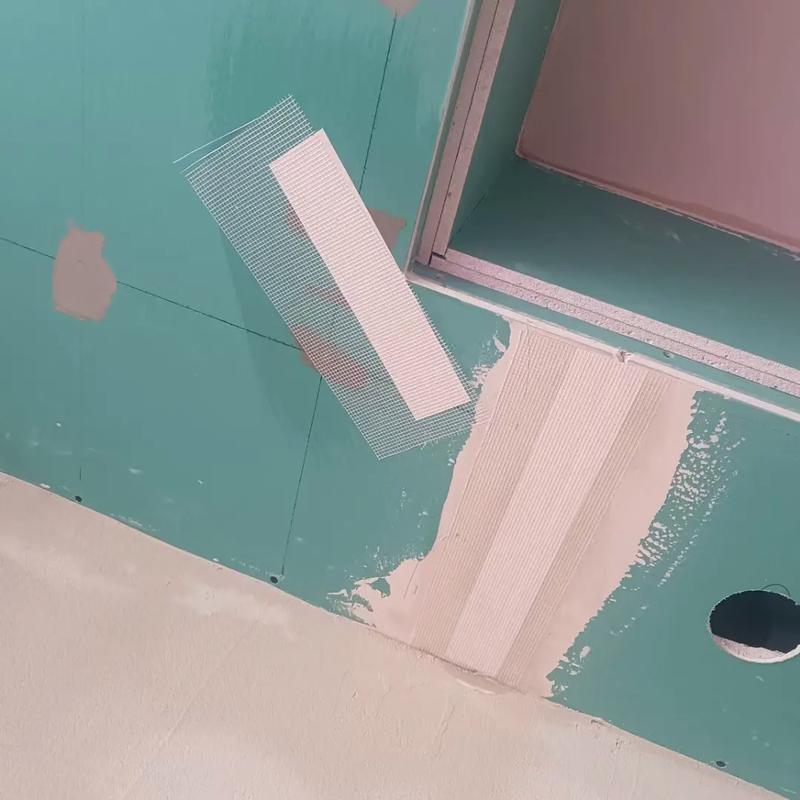 石膏板吊顶接缝贴纸带防裂施工照片
