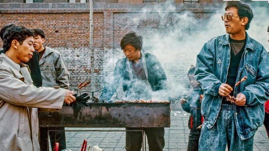 烧烤消费三十年：从街头野摊到品牌连锁的变与不变