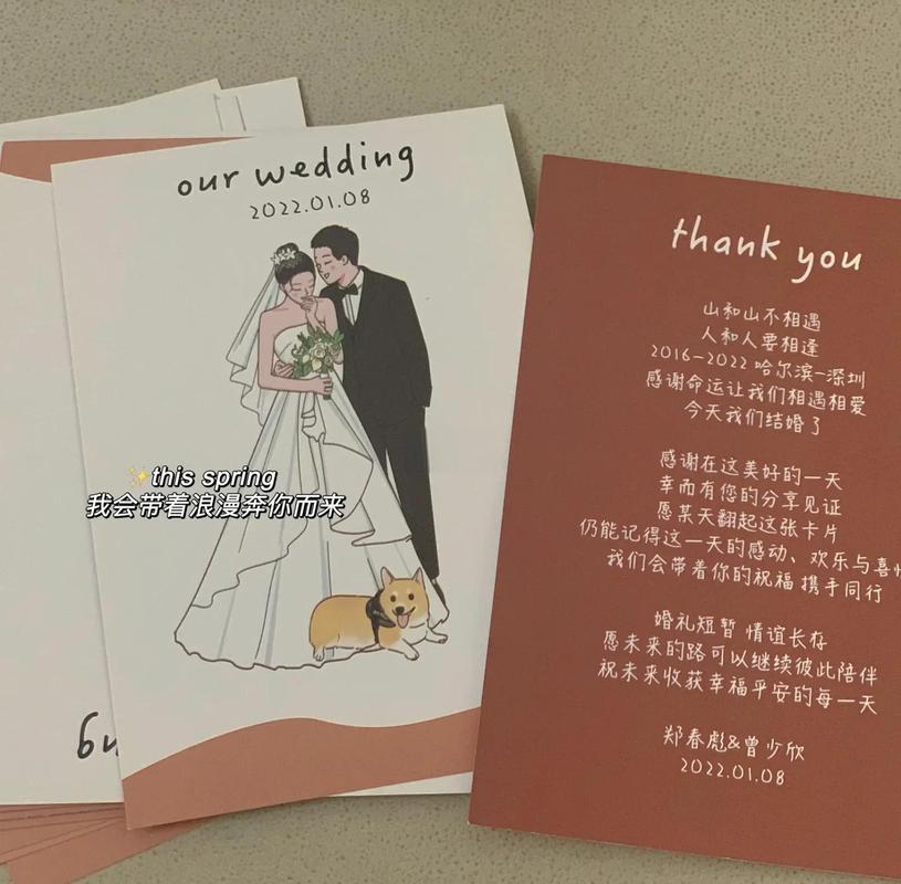 手写婚礼誓言卡片放在戒指盒上