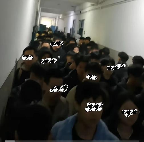 走班制下学生匆忙换教室楼道拥挤