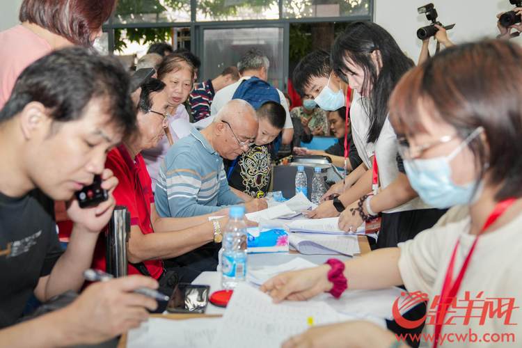 上海旧改动迁居民签约现场