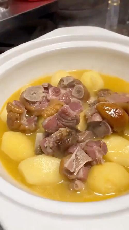 南漳巡检腊蹄炖高山洋芋家常菜