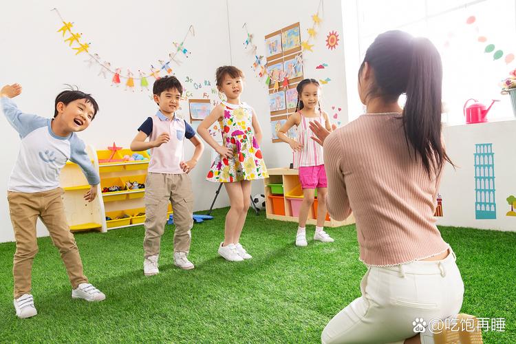 婴幼儿躲在妈妈身后陌生人焦虑实景图