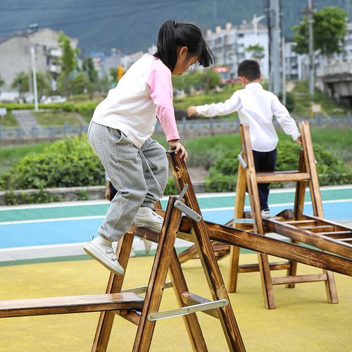 安吉游戏幼儿园儿童合作攀爬滚筒活动实拍