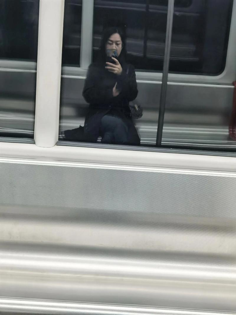 下班地铁里表情空洞的上班族 玻璃反光中微笑残影