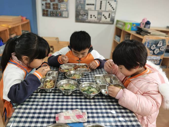 幼儿坐专属餐椅自主吃饭场景图