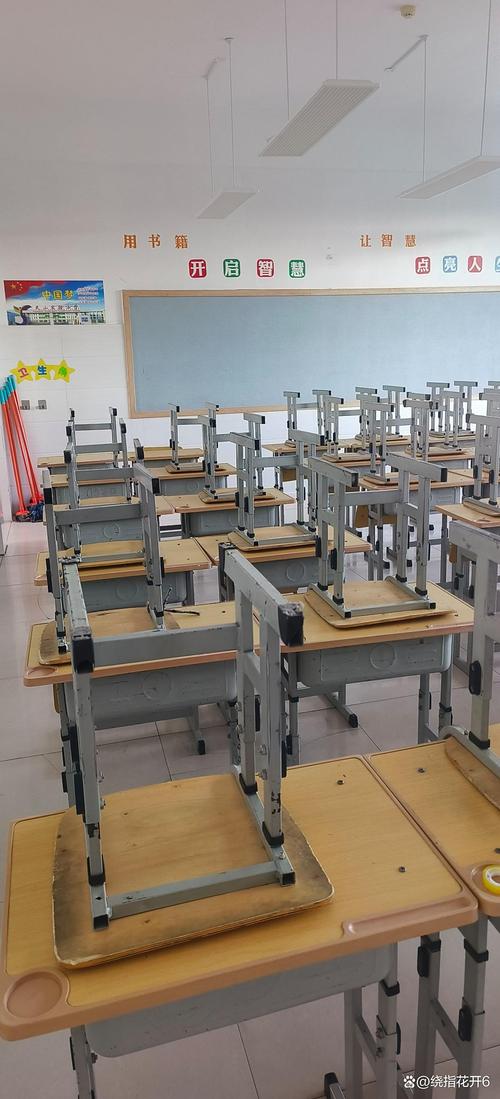 中学教室学生课间擦椅子真实日常