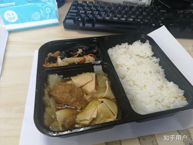 普通家庭应届生对比两个offer纠结的特写
