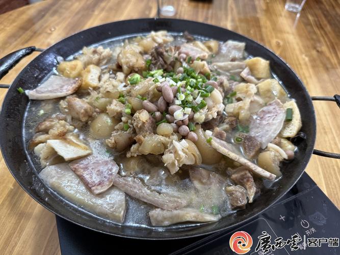 湖北南漳巡检农家腊猪蹄炖山菇铁锅