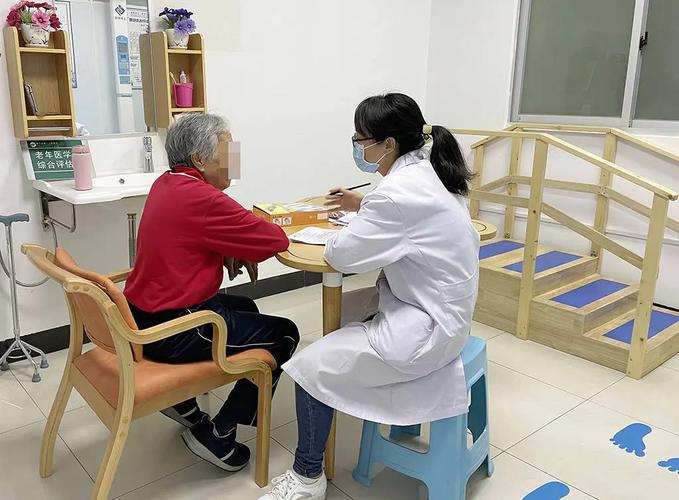 健康管理师为老年群体做健康评估