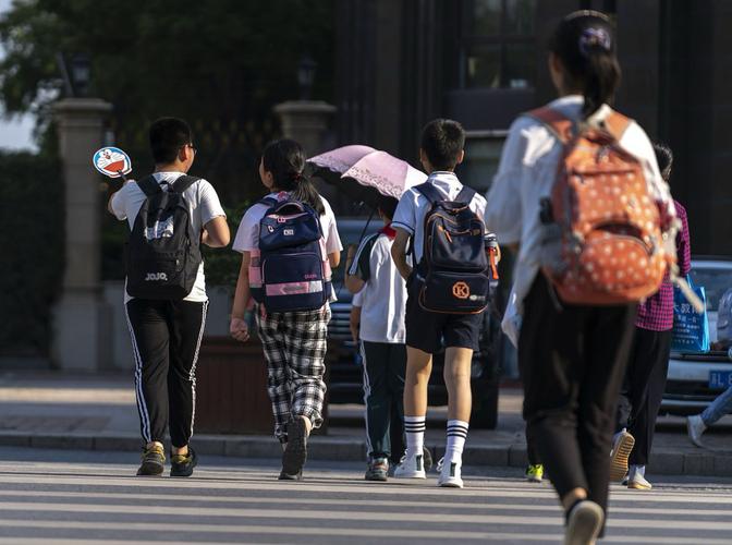 城市中随迁子女放学路上的身影