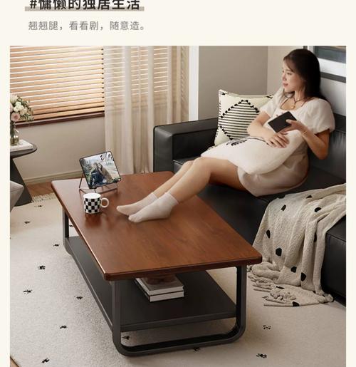 出租屋客厅手机放在茶几上录音的实拍图