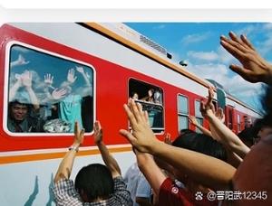 工业区清晨 妈妈登上厂车 孩子挥手送别
