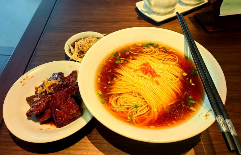 苏州老城区巷子里苏式红汤面成品