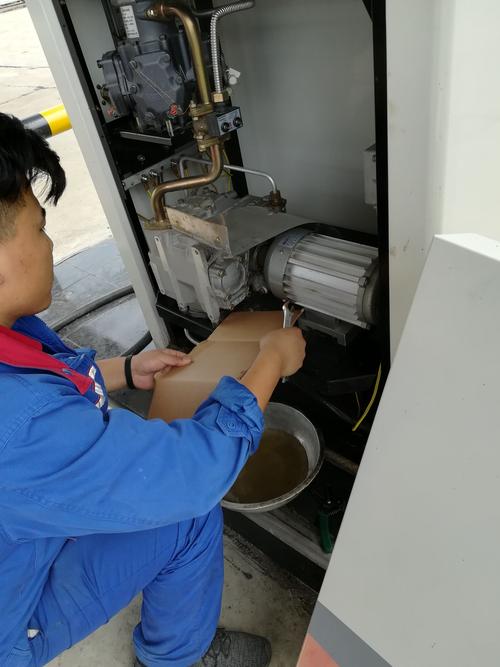 被油灰堵塞的工控机防尘滤网拆检现场