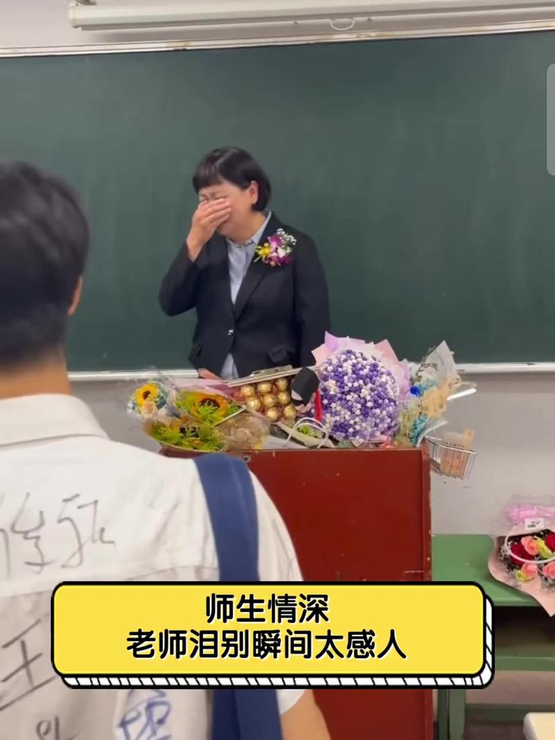 教师蹲身安慰后台哭泣演讲选手的场景