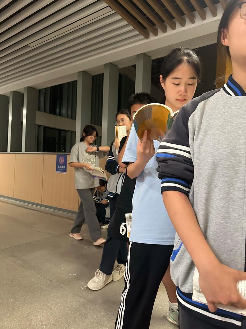 考研人深夜在走廊背书，地上散落着课本