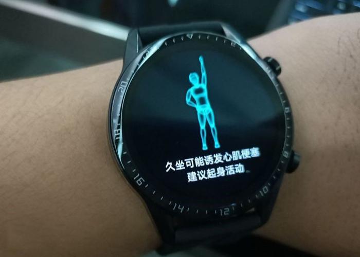 久坐提醒触发时智能手表屏幕界面实拍图