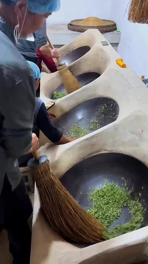 湖北南漳磨坪贡茶手工炒制茶锅现场