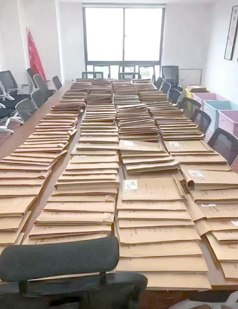 教师职称评审材料堆积如山场景