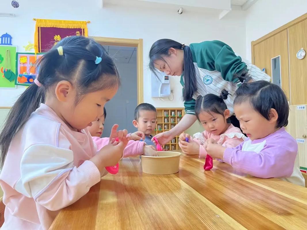 宝宝拇指食指捏取小红豆特写