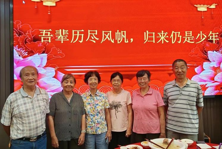 钢厂职工家属大院家族聚会春游合照