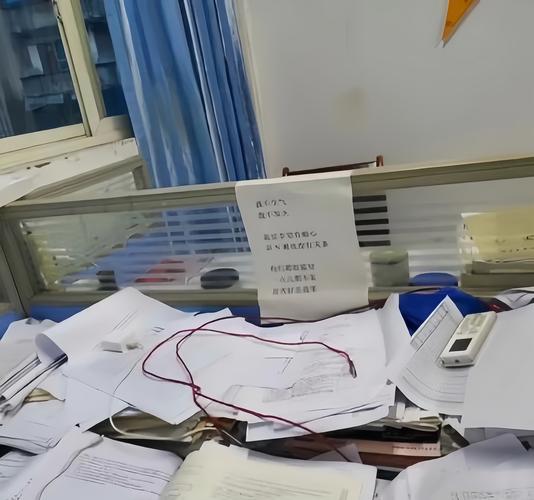 中学教室讲台堆着未整理的通知文件
