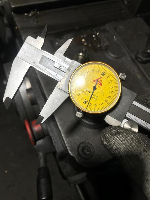 工程师使用卡尺检测直线轴承内径尺寸精度
