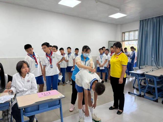 家长在青少年身后做弯腰脊柱检查实拍图