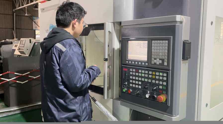 数控车床操作工编程加工场景