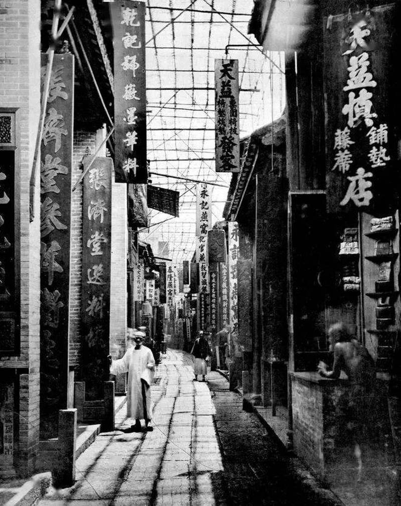 清末广州桨栏路迎春花市老照片