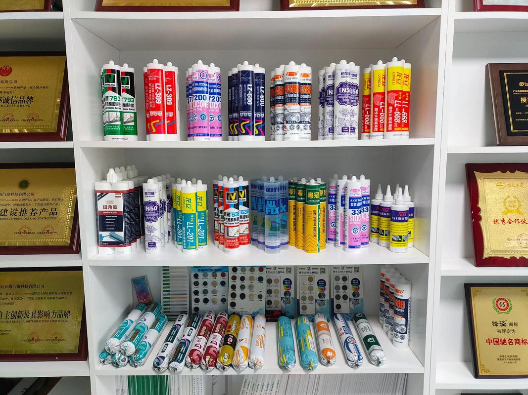 建材市场货架上各品牌结构胶和硅酮密封胶