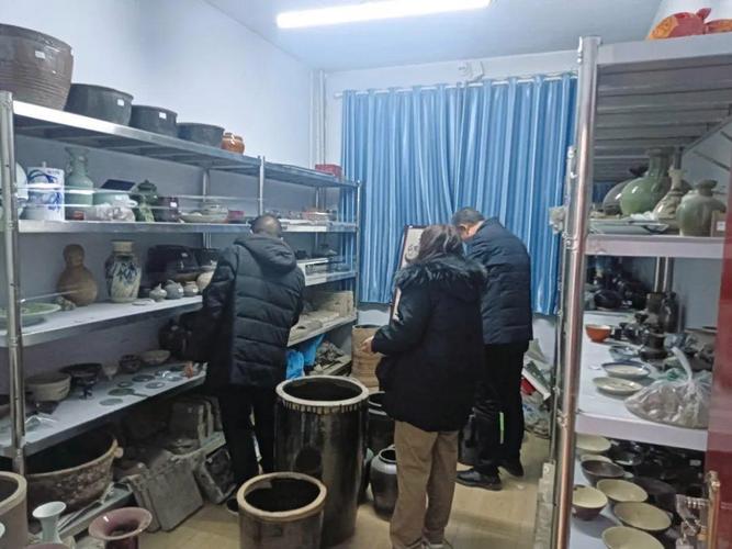文保工作人员地震后排查受损文物现场