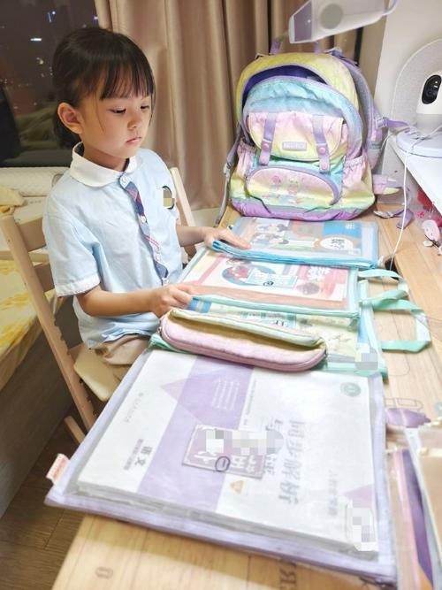 小学生自己整理书包家庭教育实拍