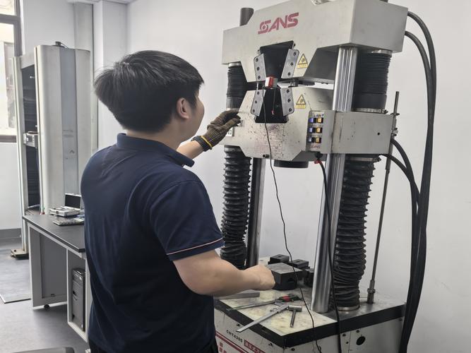 工业机床操作杆安全人机受力测试图