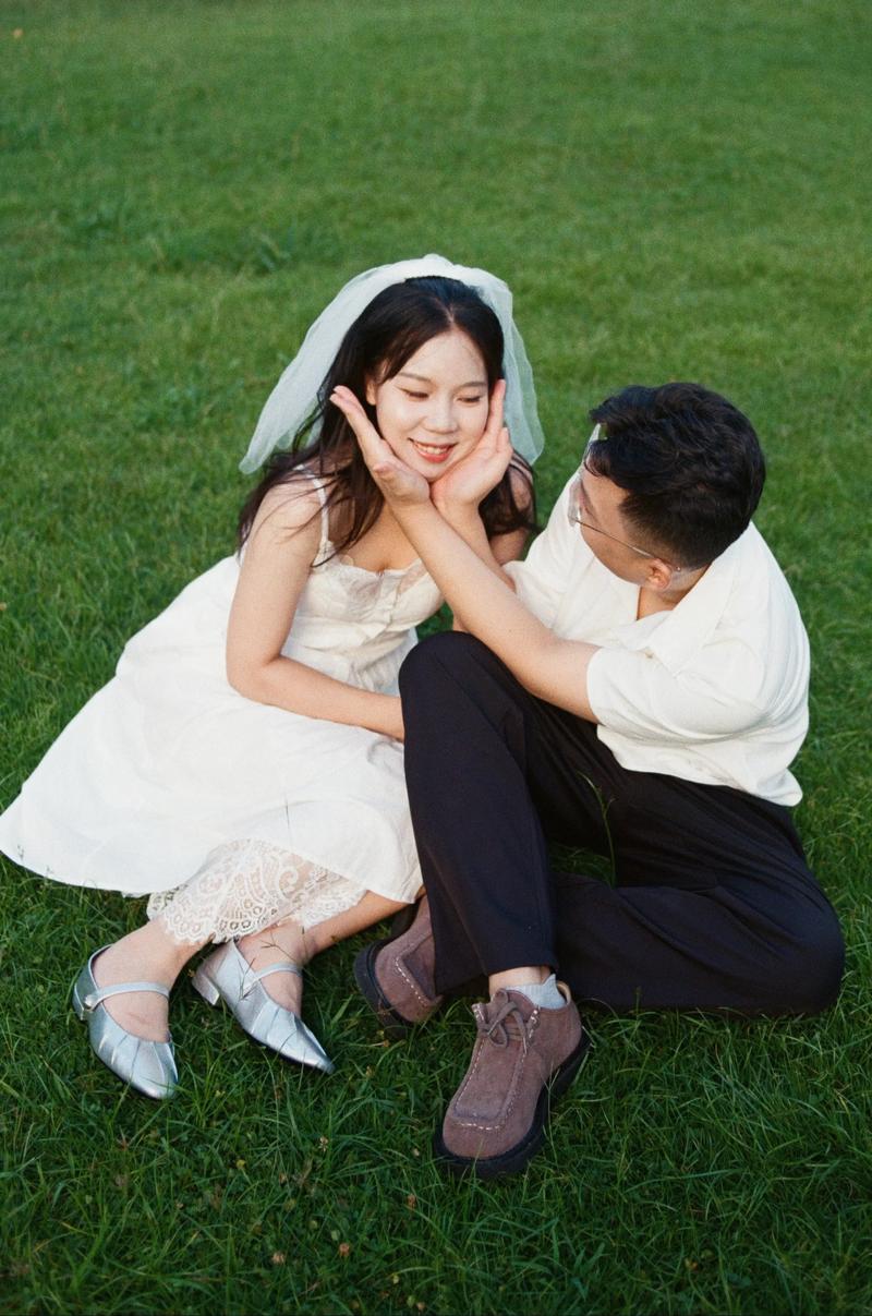 大学校园青春情侣婚纱照自然抓拍