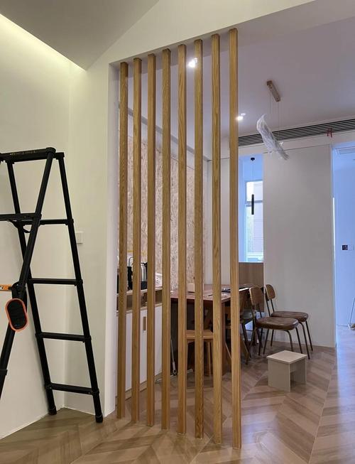 小户型客厅实木格栅屏风隔断安装实景