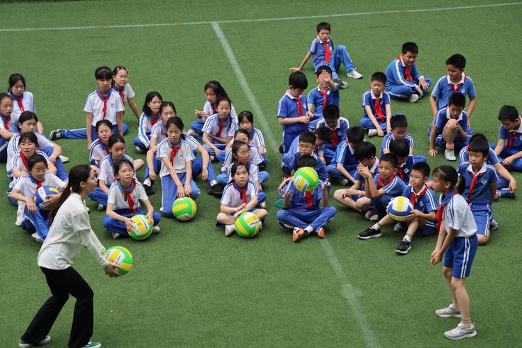 学校开放日孩子们在操场自由活动