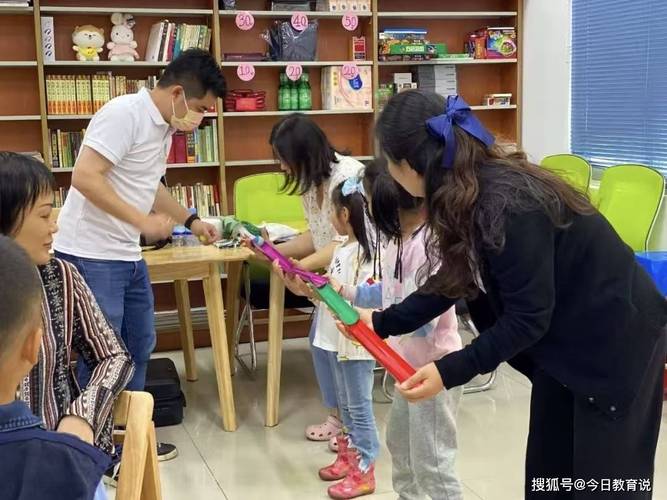 亲子一起玩沙漏感受时间互动图